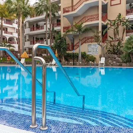 With Pools And Ocean Views شقة *