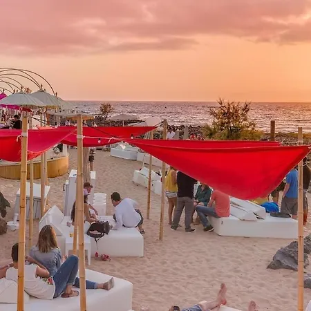 With Pools And Ocean Views بالم مار